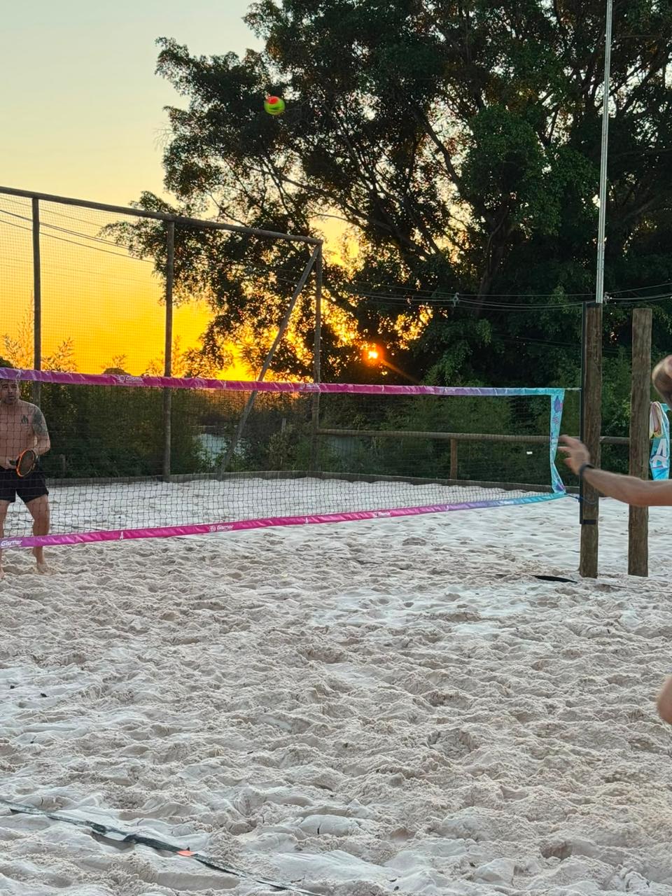 Quadra de beach tennis ao entardecer
