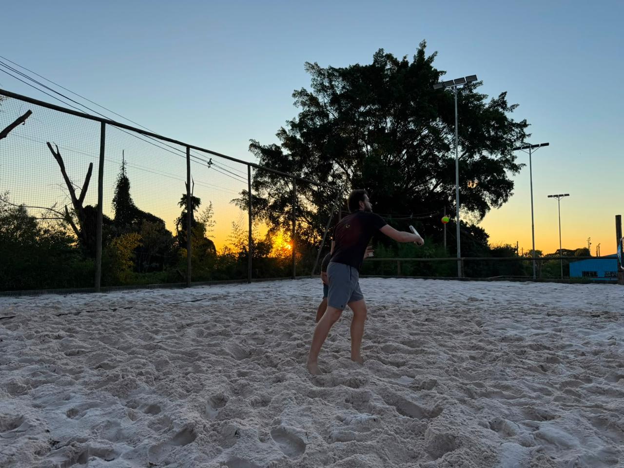 Turma de adultos jogando beach tennis